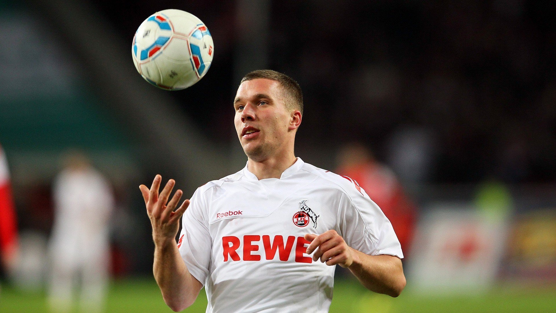 星空体育app-球员退役决定在世界杯后成为热门话题，2020宣布退役球星足球